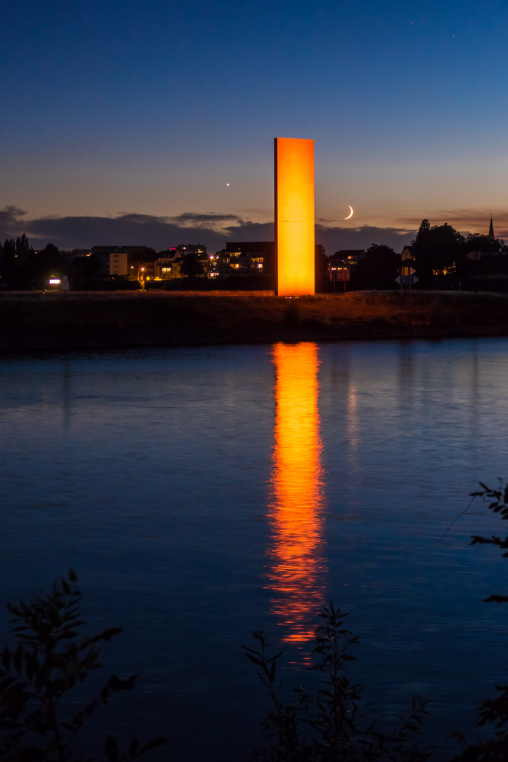 Rheinorange mit Venus und Mond