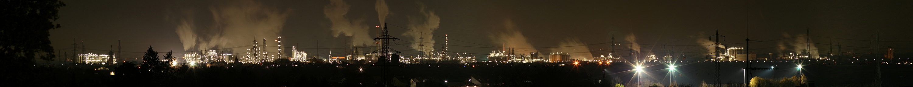 Rheinpanorama bei Köln in der Nacht