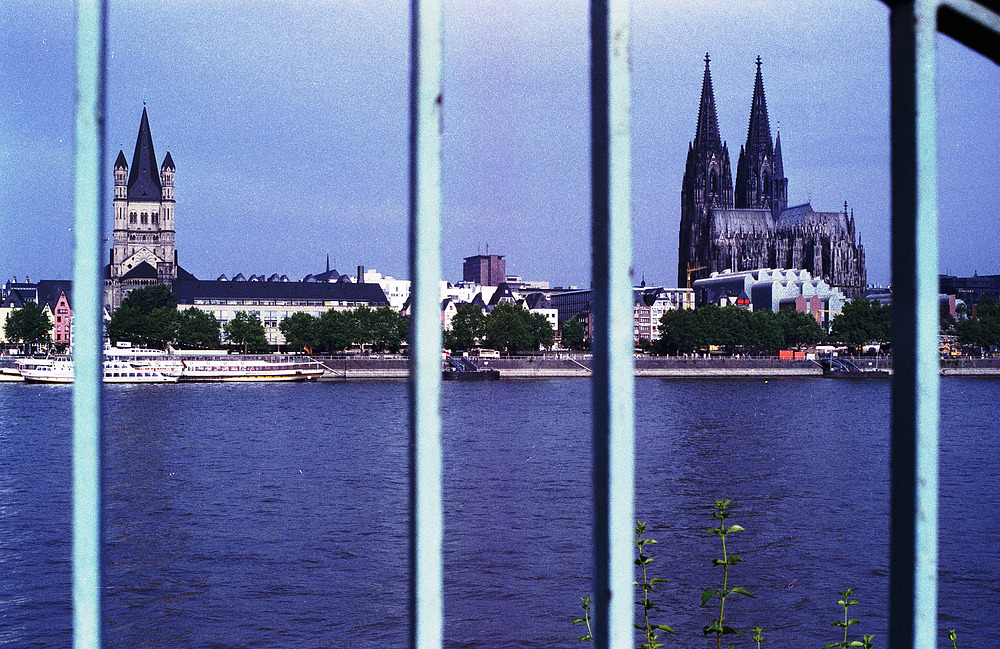 Rheinpanorama bei Tag durch Geländer gesehen