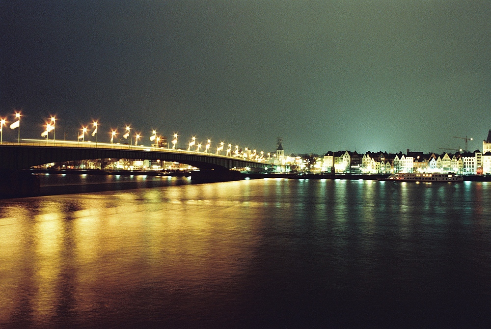 Rheinpanorama mit Deutzer Brücke bei Nacht