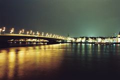 Rheinpanorama mit Deutzer Brücke bei Nacht