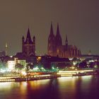 Rheinpanorama mit Kölner Dom + Kirche Gross St.Martin bei Nacht (nach 24 Uhr)