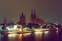 Rheinpanorama mit Kölner Dom + Kirche Gross St.Martin bei Nacht (nach 24 Uhr)