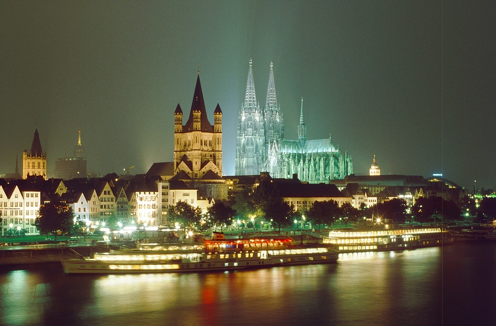 Rheinpanorama mit Kölner Dom + Kirche Gross St.Martin bei Nacht (vor 24 Uhr)