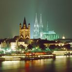 Rheinpanorama mit Kölner Dom + Kirche Gross St.Martin bei Nacht (vor 24 Uhr)