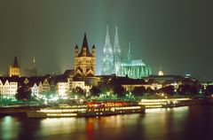 Rheinpanorama mit Kölner Dom + Kirche Gross St.Martin bei Nacht (vor 24 Uhr)