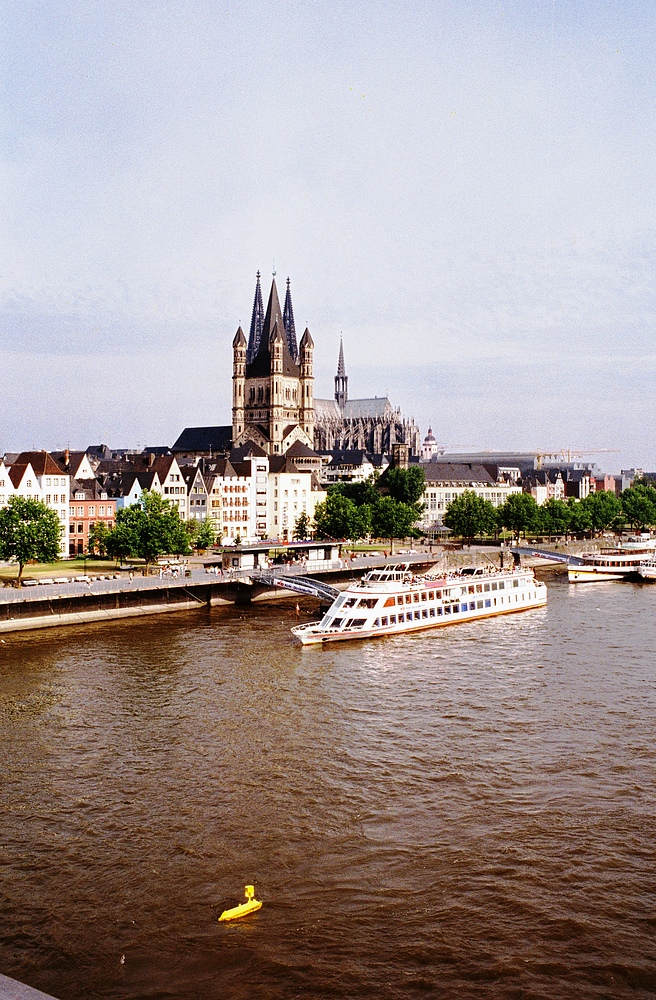 Rheinpanorama mit Kölner Dom + Kirche Gross St.Martin bei Tag