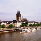 Rheinpanorama mit Kölner Dom + Kirche Gross St.Martin bei Tag