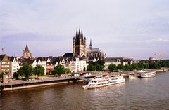 Rheinpanorama mit Kölner Dom + Kirche Gross St.Martin bei Tag