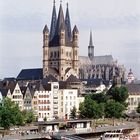 Rheinpanorama mit Kölner Dom + Kirche Gross St.Martin bei Tag