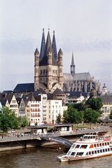 Rheinpanorama mit Kölner Dom + Kirche Gross St.Martin bei Tag