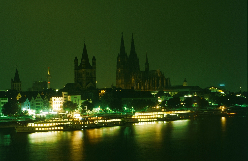 Rheinpanorama mit Kölner Dom + Kirche Gross St.Martin (nach 24 Uhr)