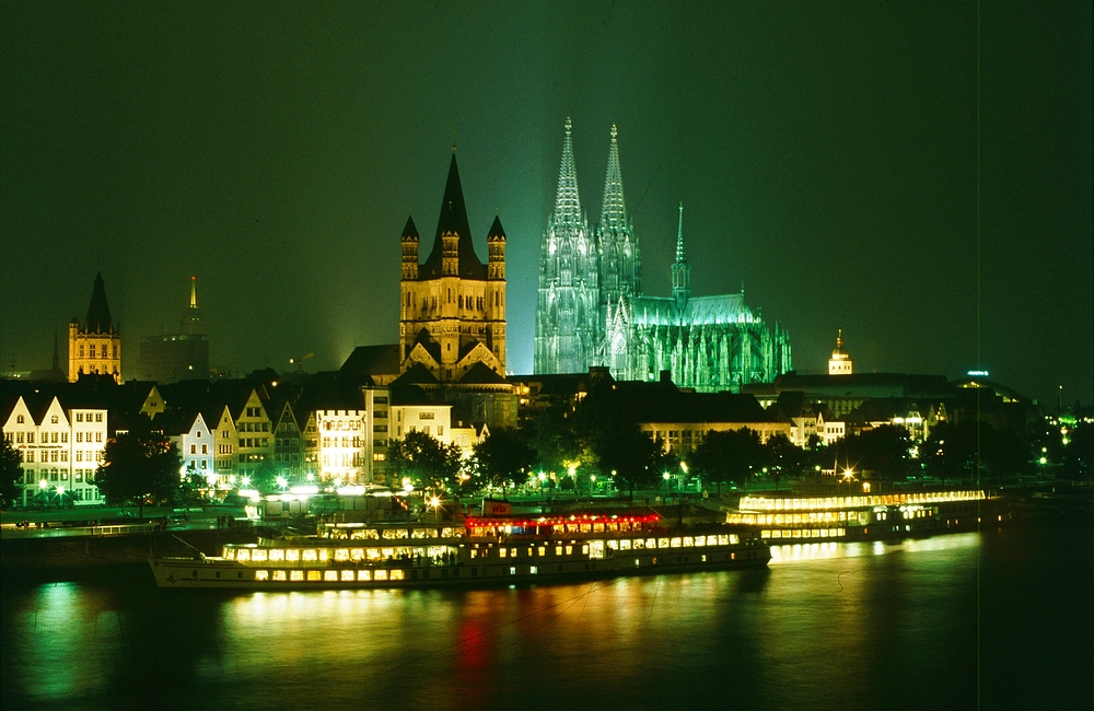 Rheinpanorama mit Kölner Dom + Kirche Gross St.Martin (vor 24 Uhr)