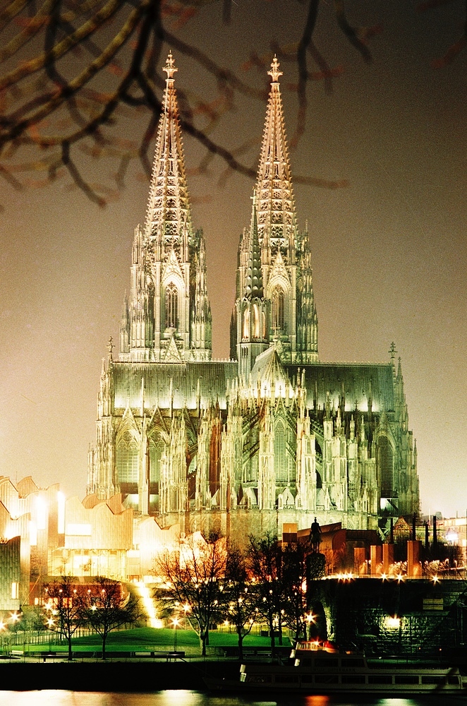 Rheinpanorama mit Kölner Dom und Ludwig Museum bei Nacht