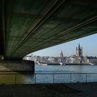 Rheinpanorama unter der Deutzer Brücke gesehen