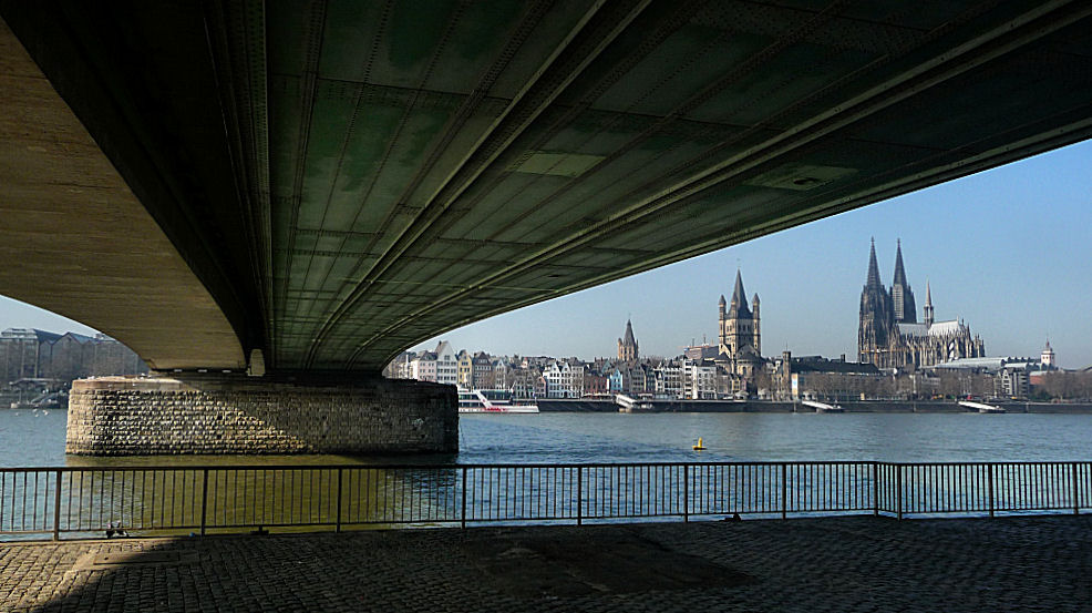 Rheinpanorama unter der Deutzer Brücke gesehen