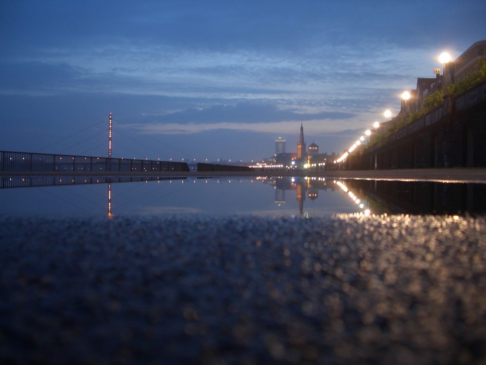 Rheinpromenade bei Nacht