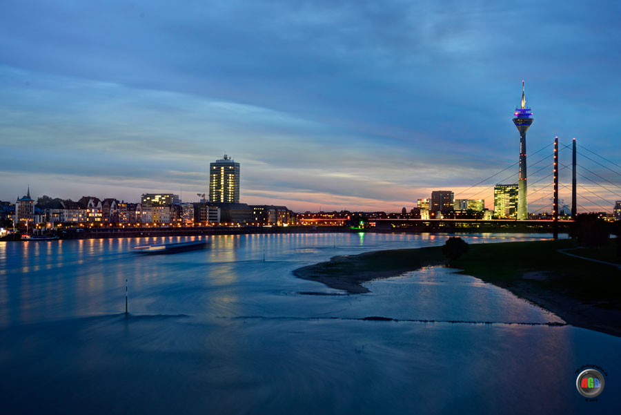 Rheinpromenade zur blauen Stunde