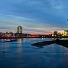 Rheinpromenade zur blauen Stunde