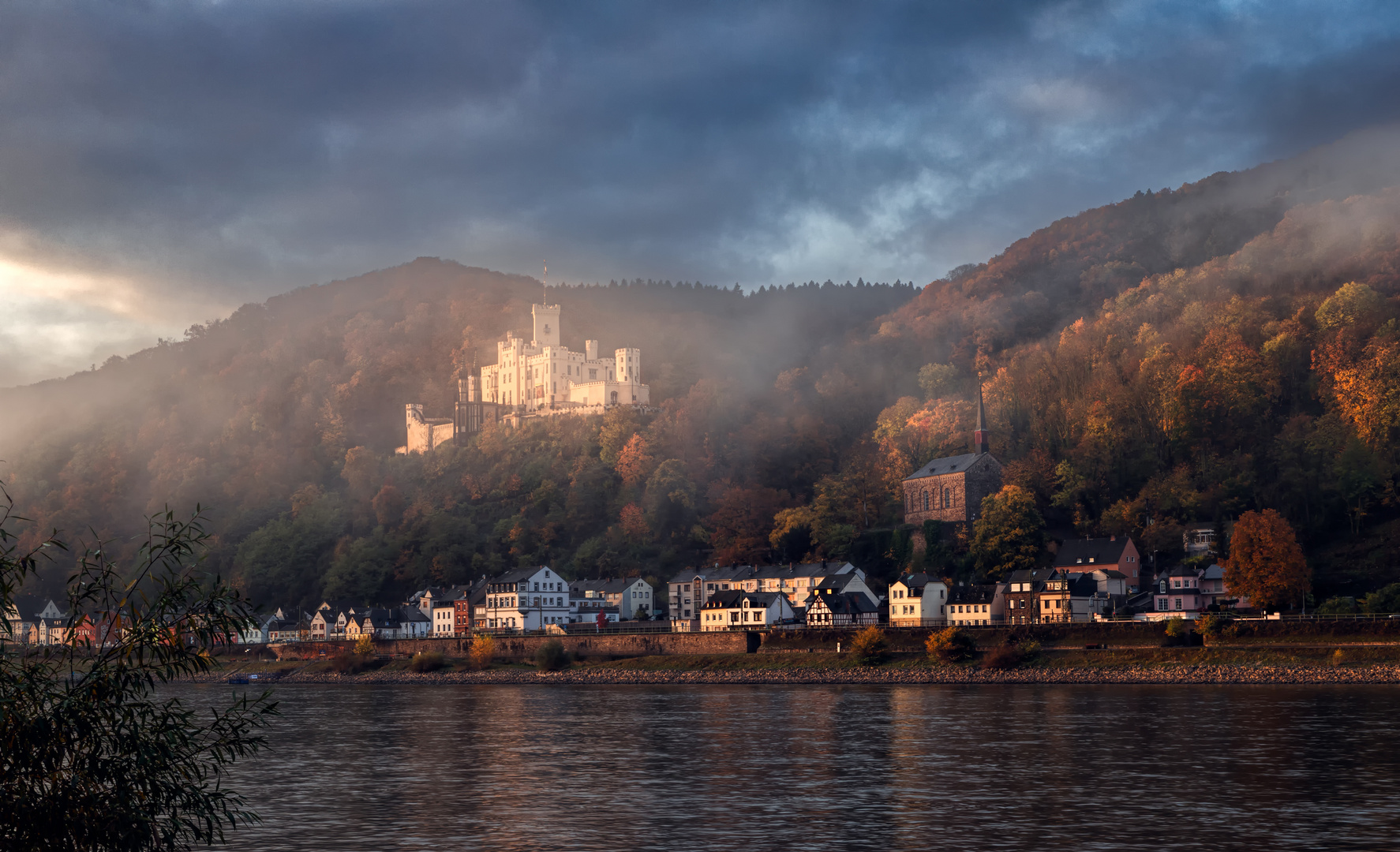 Rheinromantik am frühen Morgen