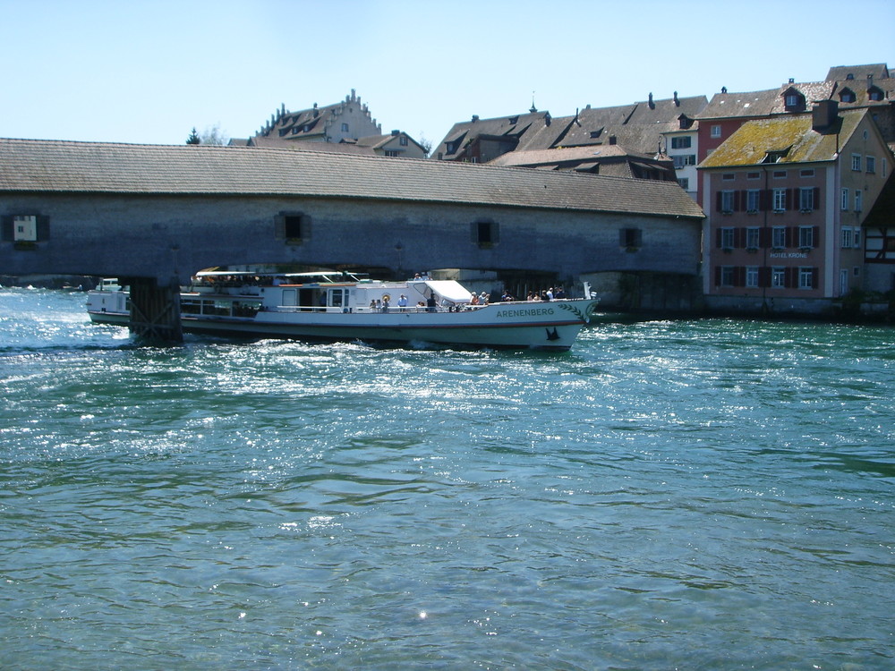 Rheinschiff unter der Brücke