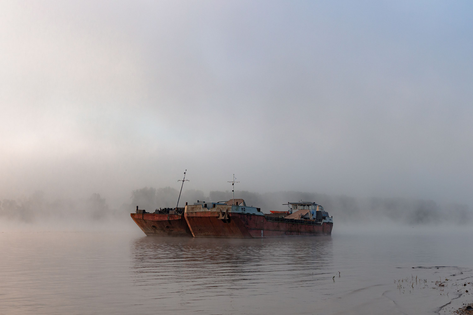 Rheinschiff vor Anker, im herbstlichen Morgennebel am Rhein