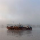 Rheinschiff vor Anker, im herbstlichen Morgennebel am Rhein