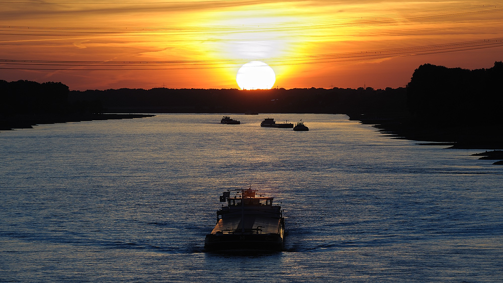 Rheinschiffahrt bei Leverkusen