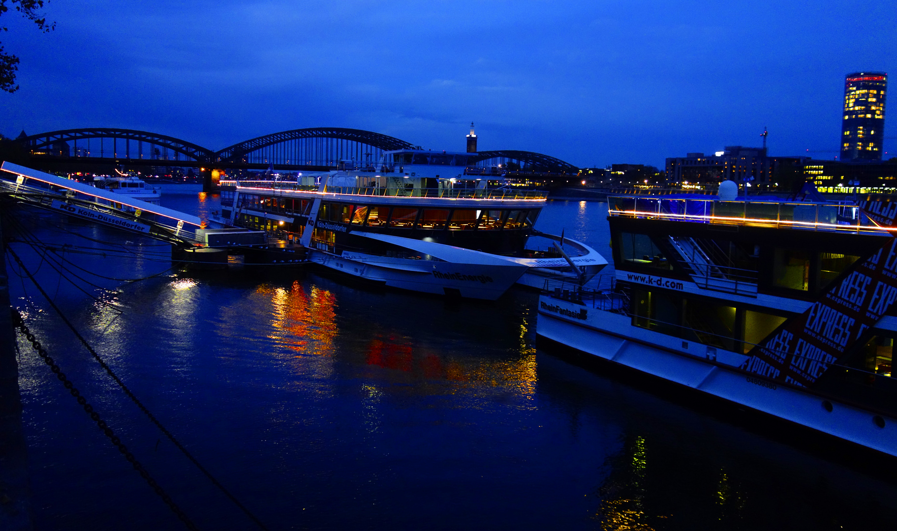 Rheinschiffe am Abend am Kölner Anleger