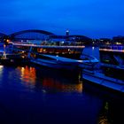 Rheinschiffe am Abend am Kölner Anleger