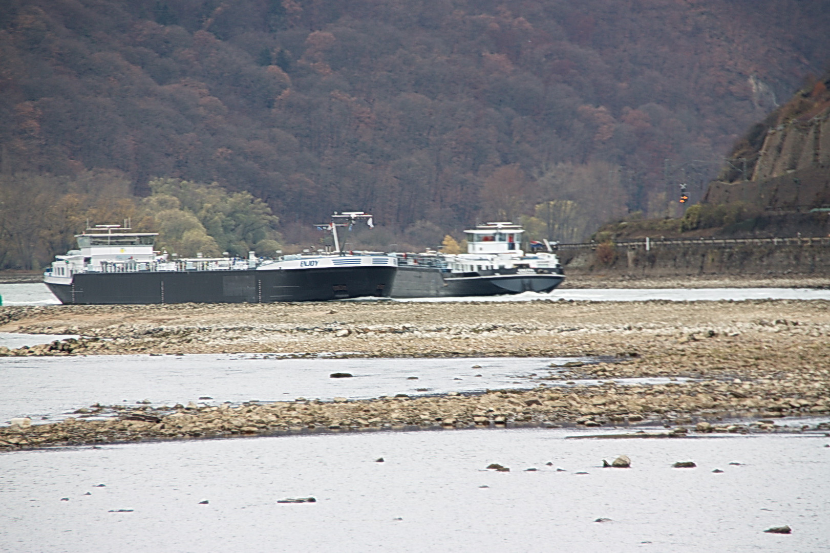 Rheinschifffahrt bei Niedrigstwasser