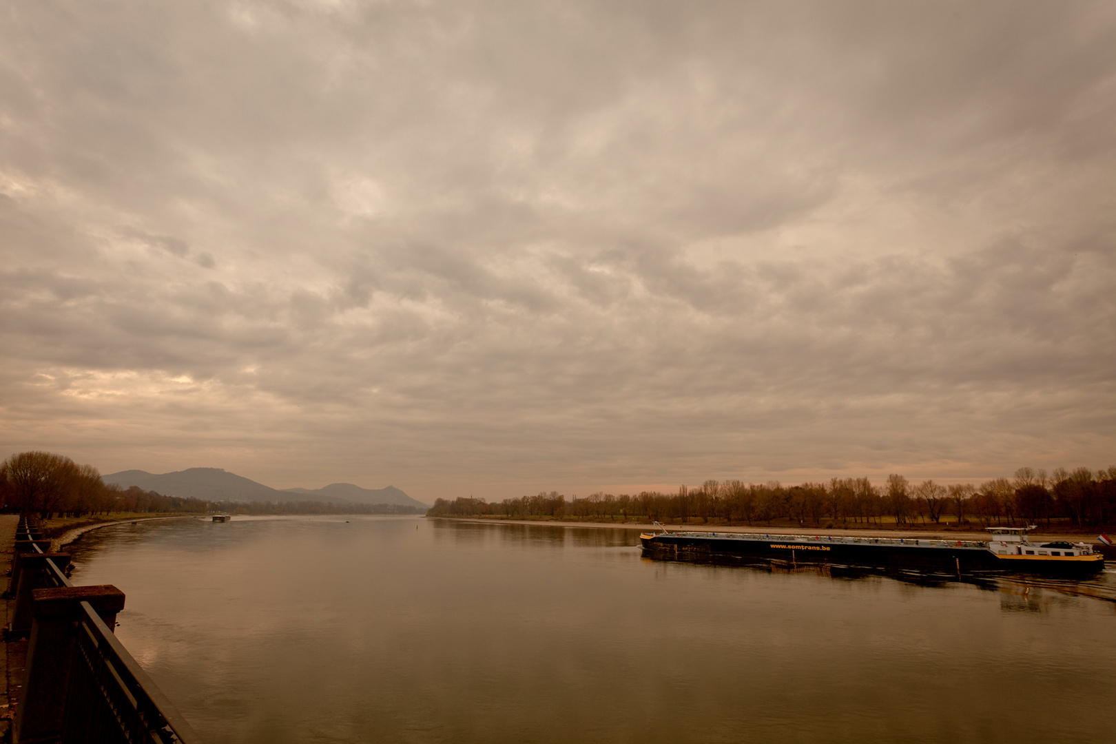 Rheinschifffahrt in den Morgen