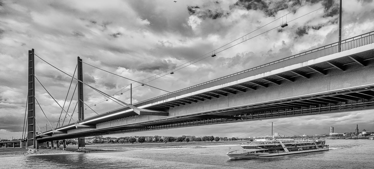 Rheinschifffahrt in Düsseldorf