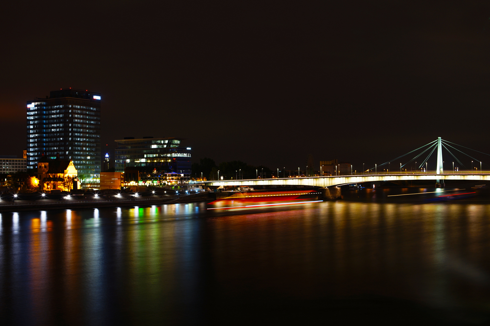 Rheinschifffahrt in Köln bei Nacht