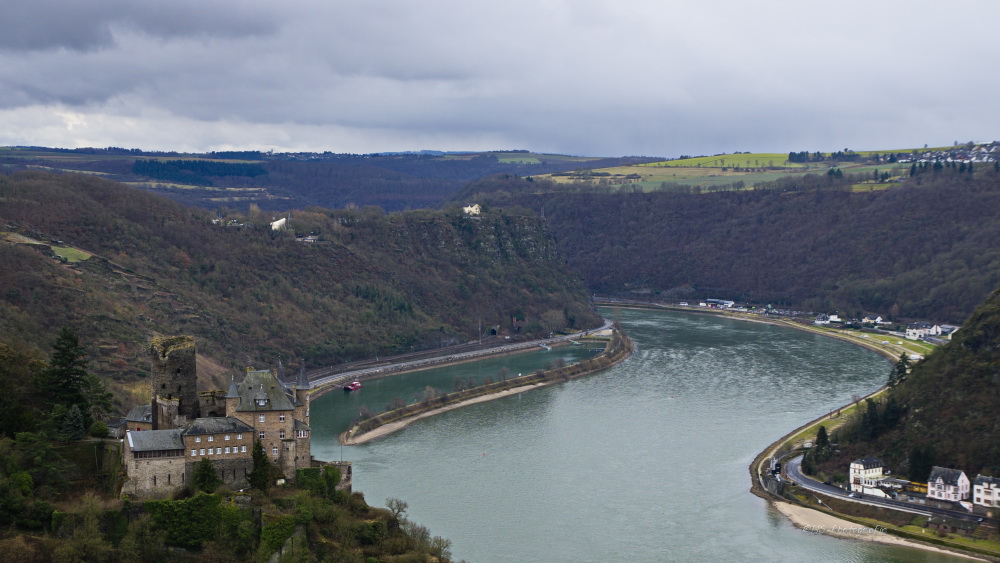 Rheinschleife an der Loreley mit Burg Katz