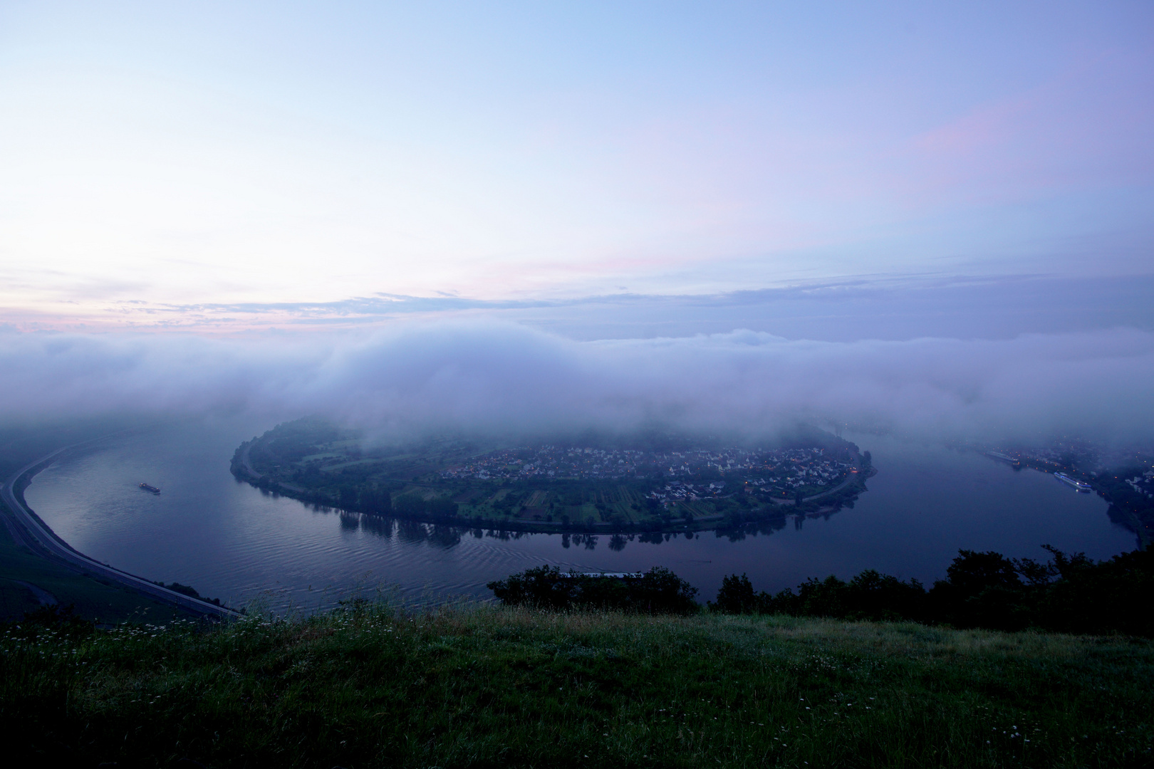 Rheinschleife in Nebel