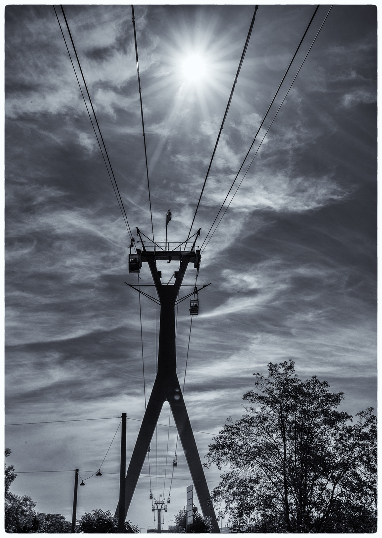 Rheinseilbahn im Gegenlicht