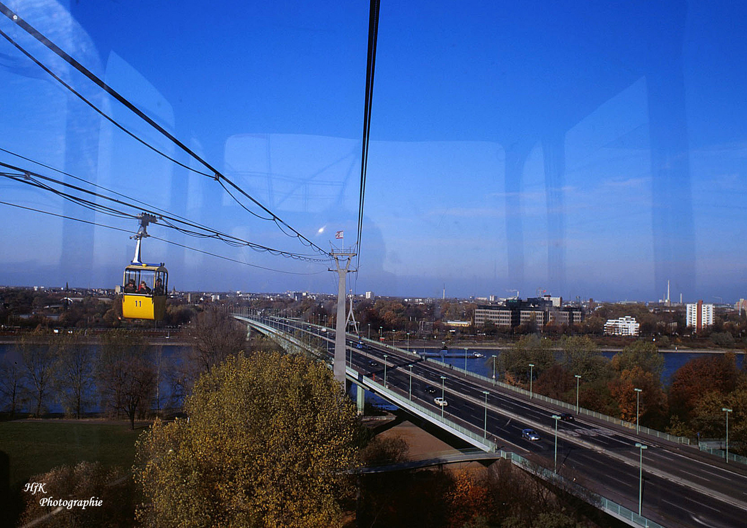 Rheinseilbahn über der Zoobrücke in Köln