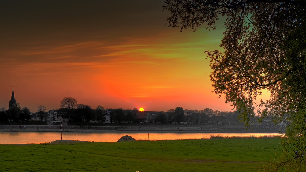 Rheinstadt Uerdingen und die Lavawolke