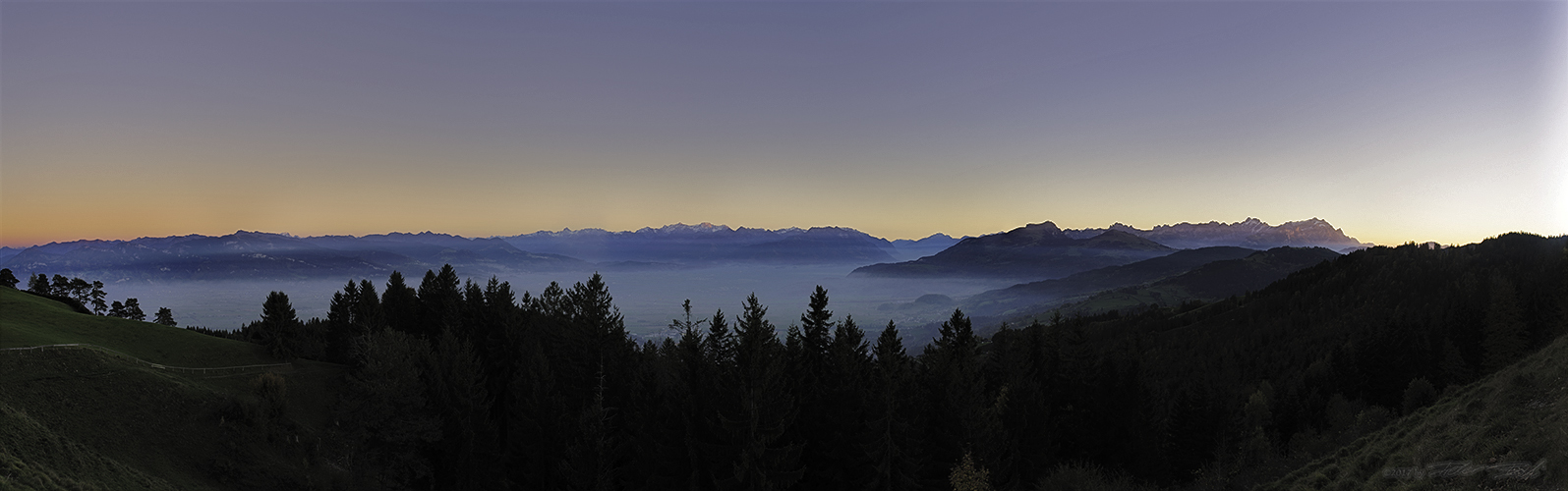 Rheintal kurz nach Sonnenuntergang