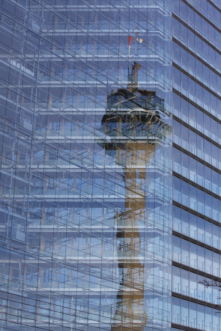 Rheinturm als Spiegelbild im Stadttor Düsseldorf