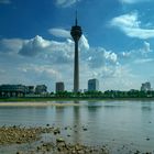 Rheinturm am Tag