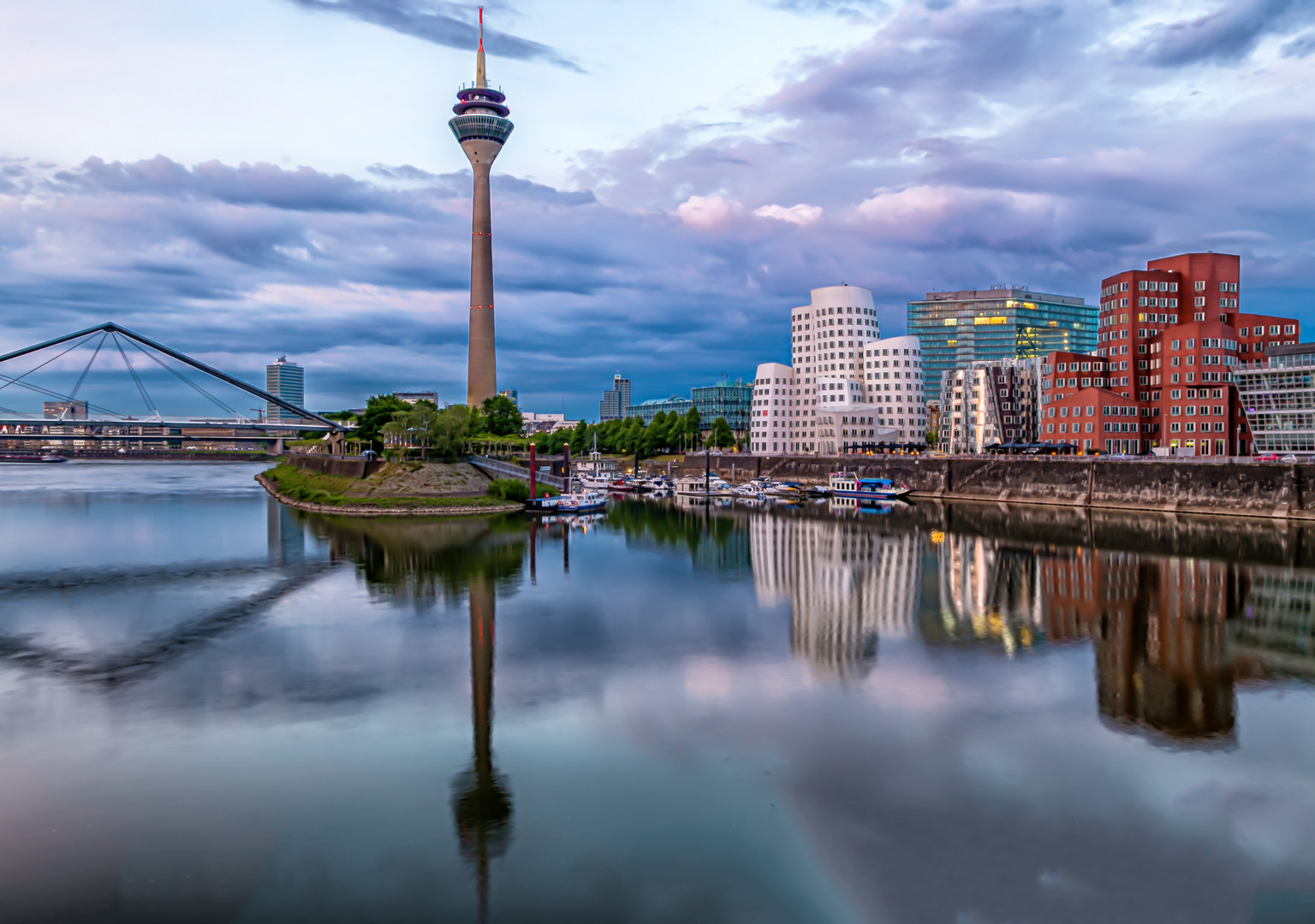 Rheinturm am Tag