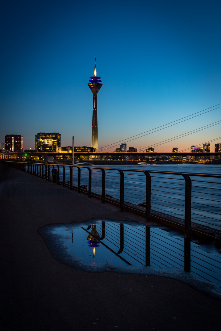 Rheinturm bei Nacht