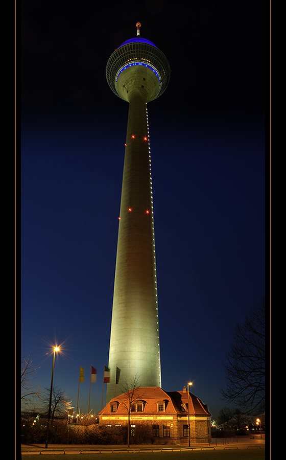 Rheinturm bei Nacht