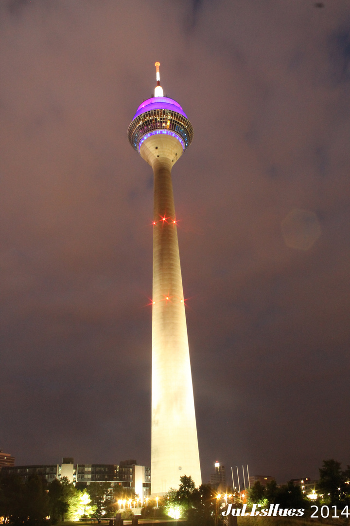 Rheinturm bei Nacht