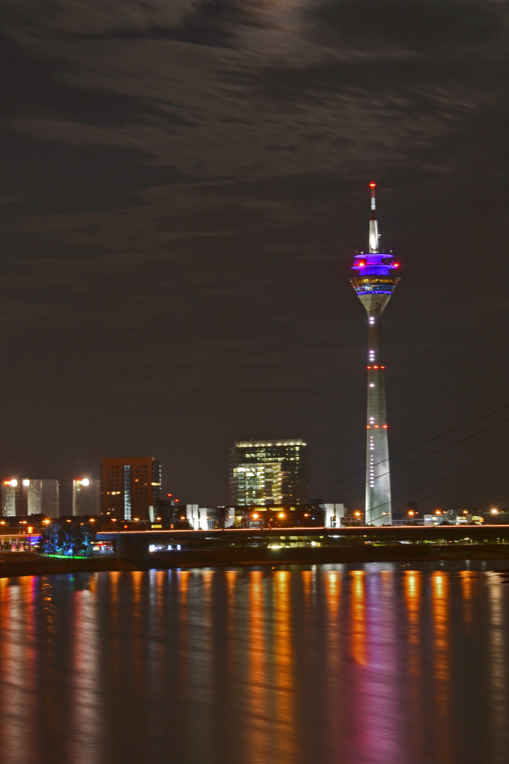 Rheinturm bei Nacht