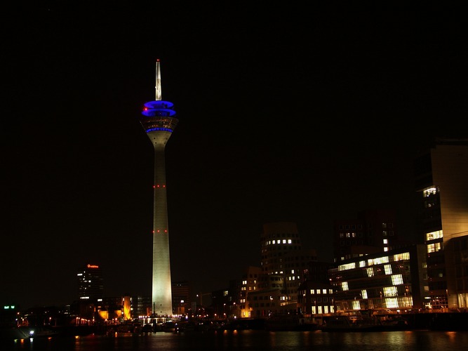 Rheinturm bei Nacht