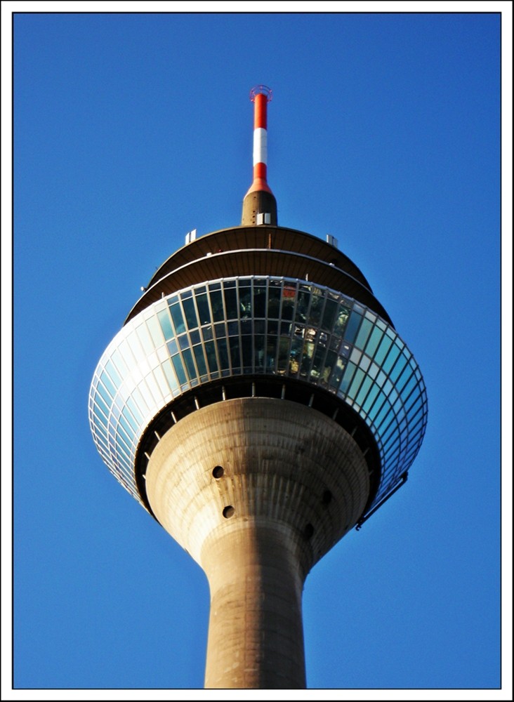 Rheinturm bei schönem Wetter