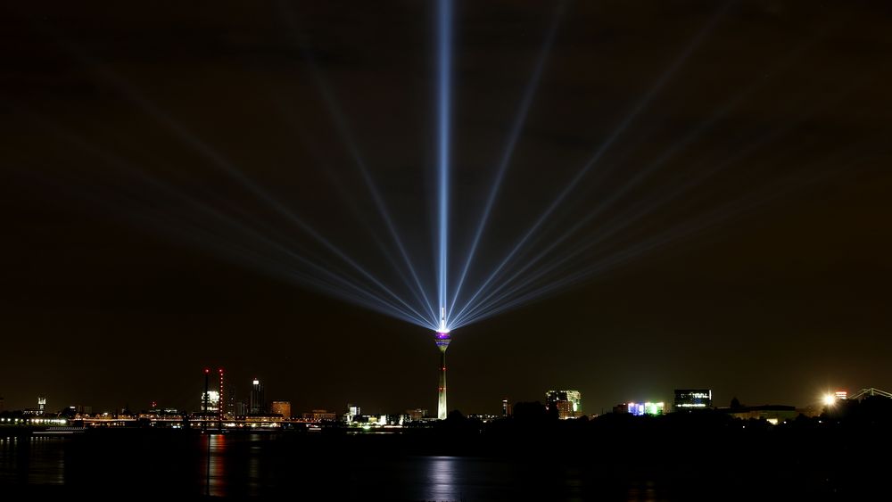 Rheinturm Düsseldorf 2016